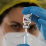 Una enfermera prepara una dosis de la vacuna contra la covid-19 de AstraZeneca