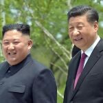 El dictador norcoreano, Kim Jong Un, junto al líder chino, Xi Jinping, en una imagen de 2019