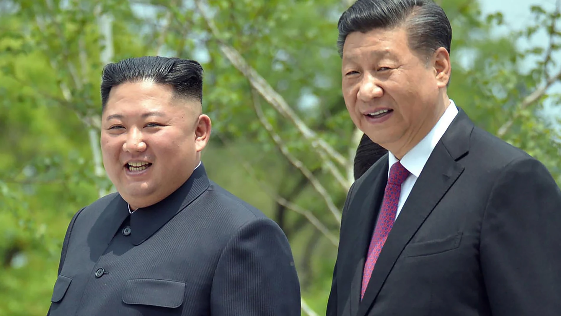 El dictador norcoreano, Kim Jong Un, junto al líder chino, Xi Jinping, en una imagen de 2019