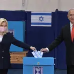 El primer ministro, Benjamin Netanyahu, y su mujer, Sara Netanyahu, acuden a votar