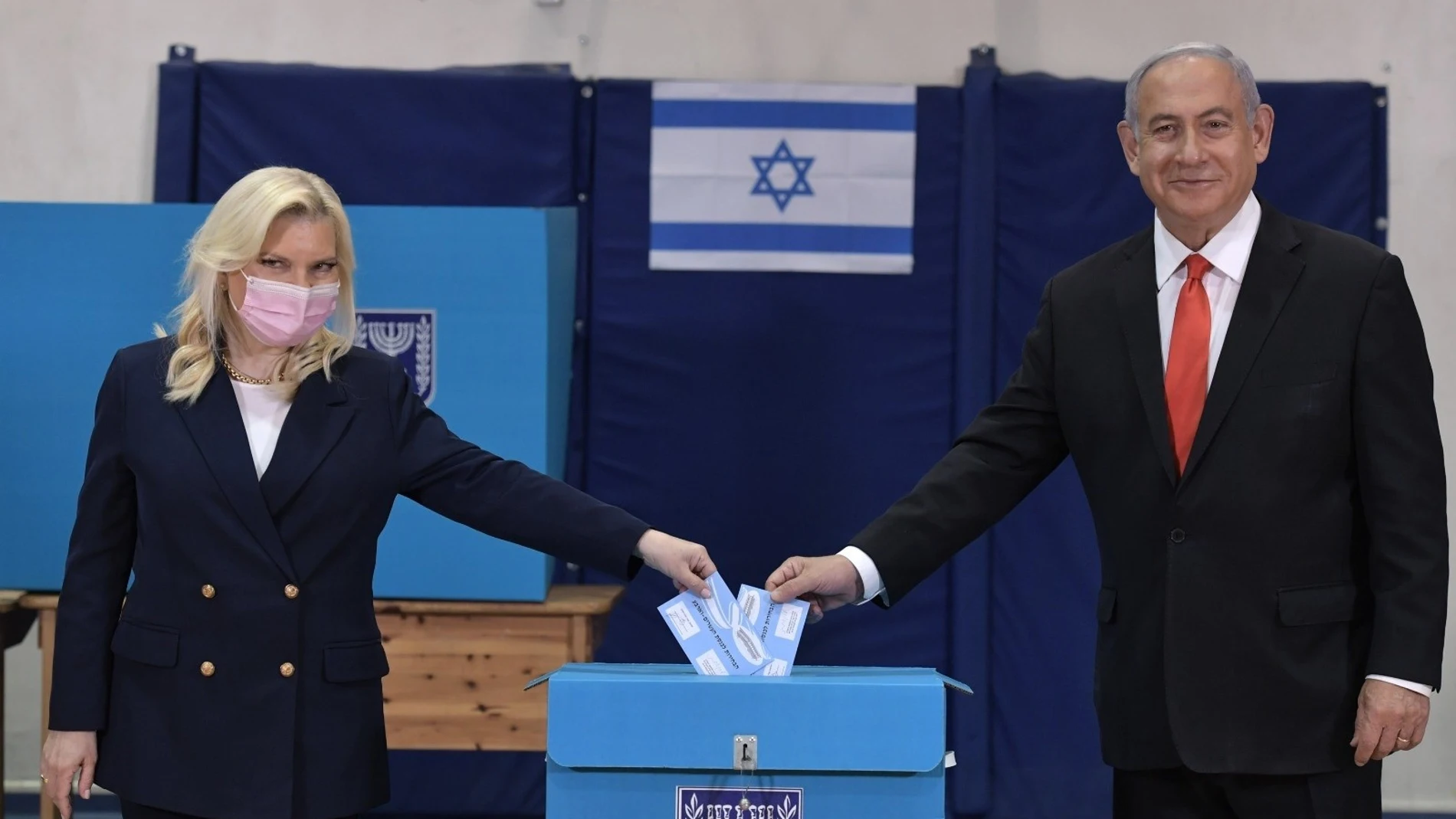 El primer ministro, Benjamin Netanyahu, y su mujer, Sara Netanyahu, acuden a votar
