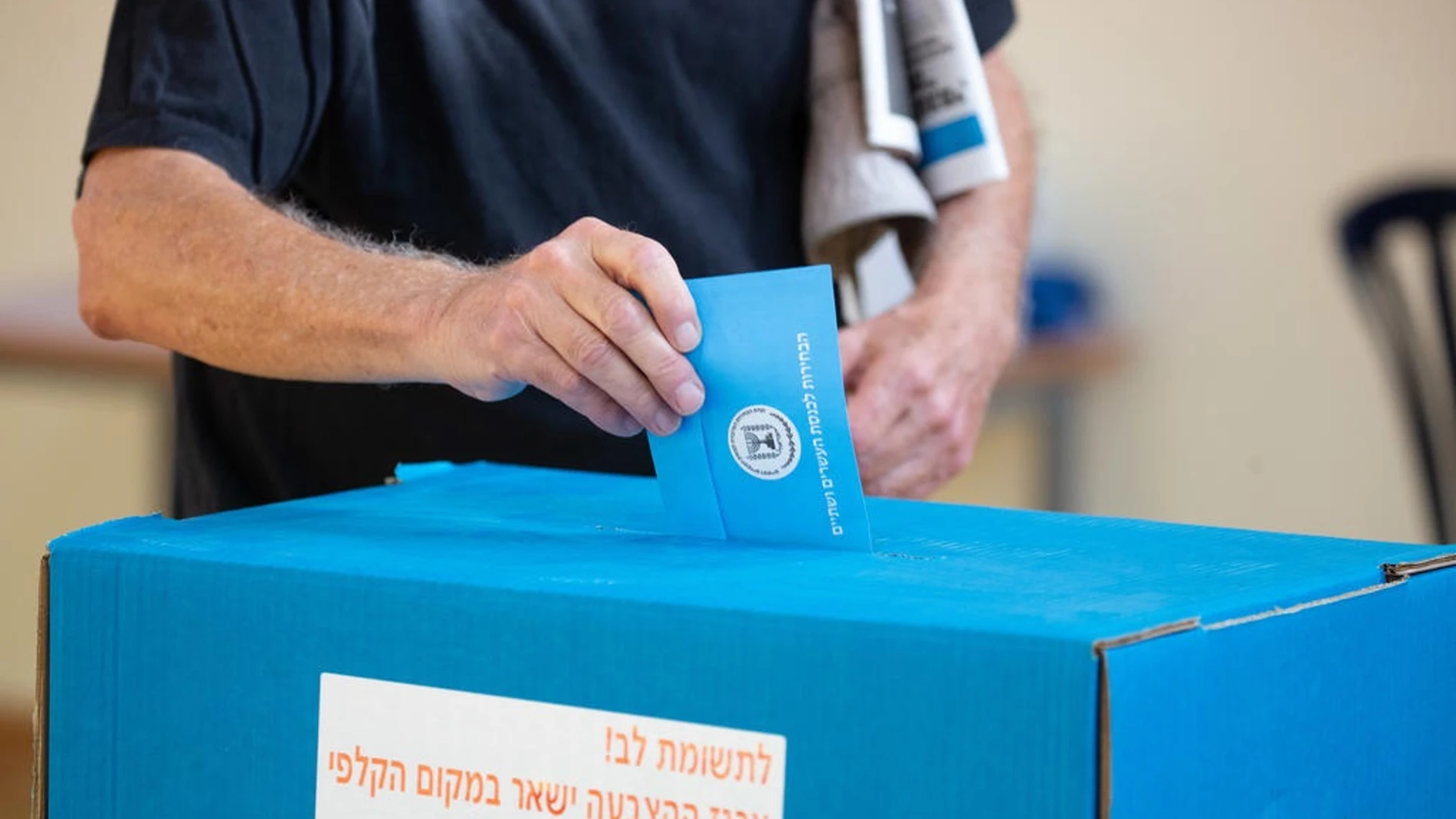 Un hombre vota en las legislativas de Israel
