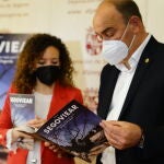 El presidente de la Diputación de Segovia, Miguel Ángel de Vicente, y la diputada Noemí Otero en la presentación de ‘Segoviear’, una publicación trimestral dedicada de forma exclusiva a la marca Alimentos de Segovia