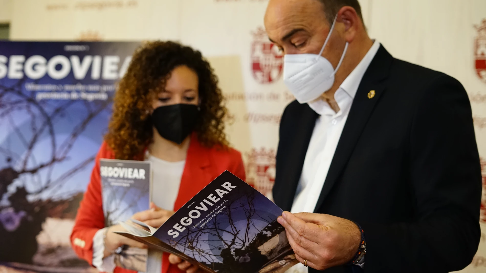 El presidente de la Diputación de Segovia, Miguel Ángel de Vicente, y la diputada Noemí Otero en la presentación de ‘Segoviear’, una publicación trimestral dedicada de forma exclusiva a la marca Alimentos de Segovia
