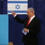 El primer ministro israelí, Benjamin Netanyahu, antes de emitir su voto