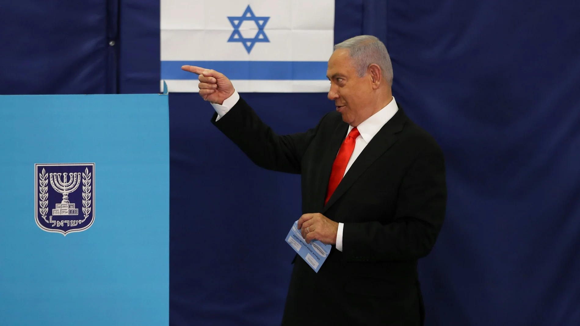 El primer ministro israelí, Benjamin Netanyahu, antes de emitir su voto