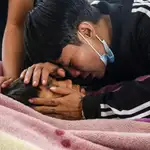 Familiares y amigos del joven Mg Tun Tun Aung lloran su muerte tras fallecer en las protestas contra el golpe de estado en Mandalay, Birmania