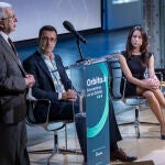 Diego Fernández, presidente y fundador de Arquimea Group, escucha la intervención del académico y asesor del proyecto Pedro García