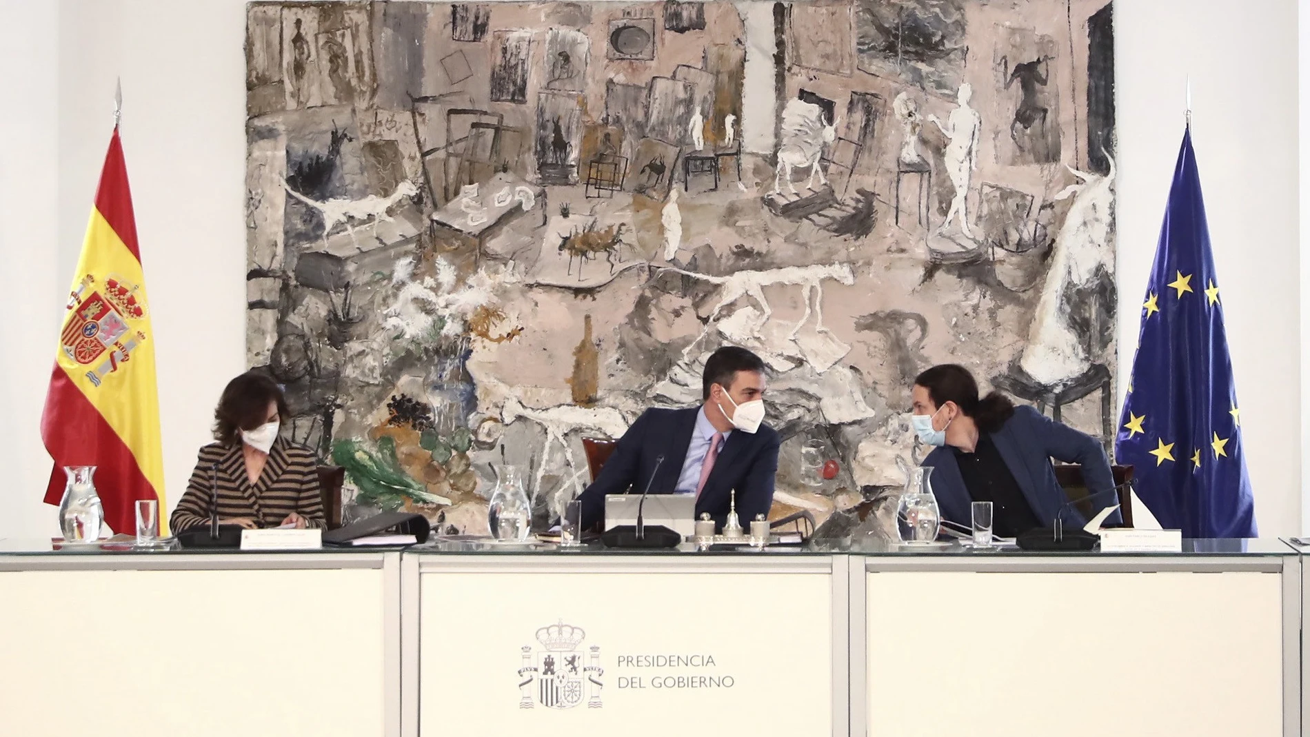 Pablo Iglesias y Pedro Sánchez conversan durante la reunión del Consejo de Ministros