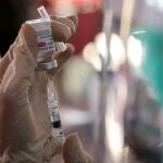 Un sanitario prepara una dosis de la vacuna contra la Covid-19 de AstraZeneca