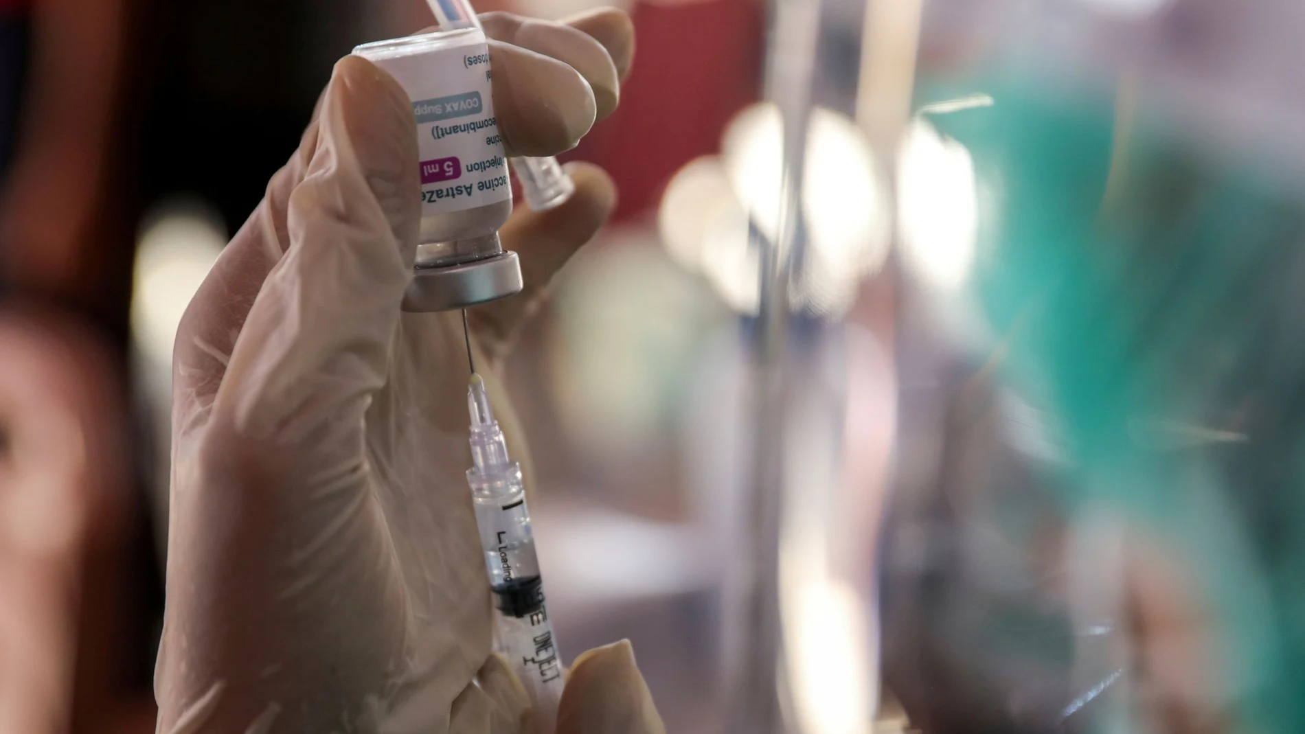 Un sanitario prepara una dosis de la vacuna contra la Covid-19 de AstraZeneca
