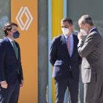 Primer cara a cara entre Fernández Mañueco y Pedro Sánchez tras la moción de censura, en un acto en la factoría de Renault, en la que ha participado Felipe VI