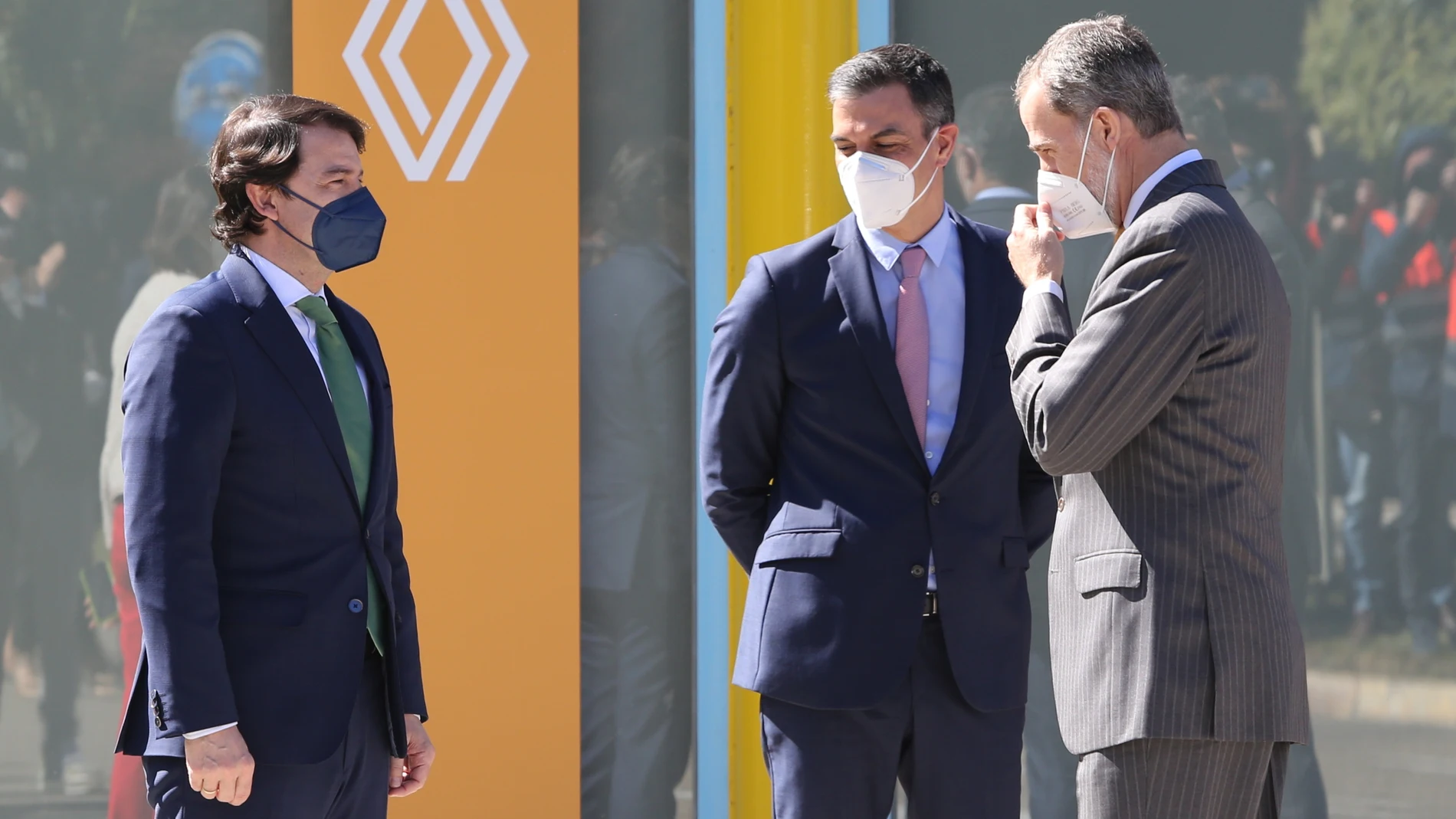 Primer cara a cara entre Fernández Mañueco y Pedro Sánchez tras la moción de censura, en un acto en la factoría de Renault, en la que ha participado Felipe VI