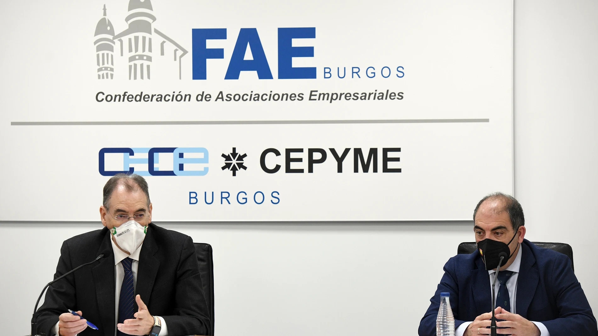 El presidente de ATA, Lorenzo Amor (D), junto con el presidente de FAE, Miguel Ángel Benavente (I), ofrecen una rueda de prensa tras el encuentro multisectorial