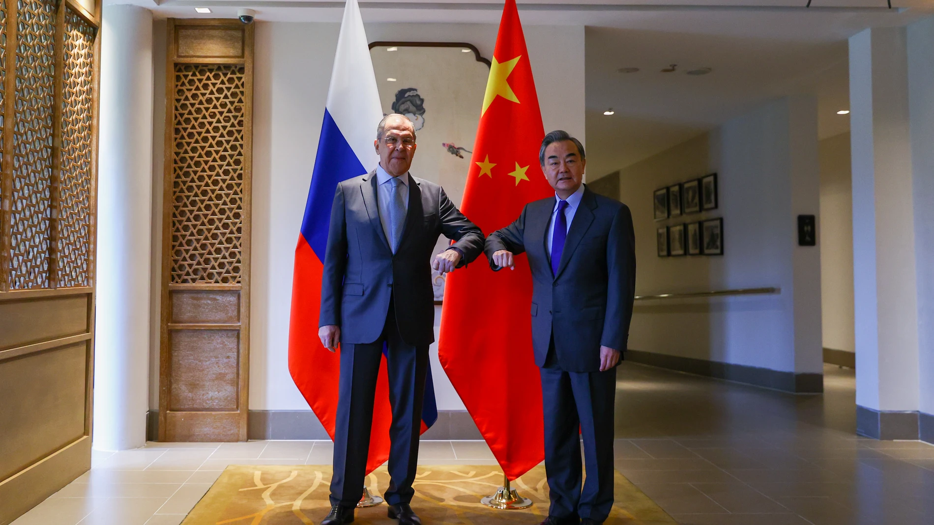 HANDOUT - 23 March 2021, China, Guilin: Chinese Foreign Minister Wang Yi (R) receives Russian Foreign Minister Sergey Lavrov prior to their meeting. Photo: -/Russian Foreign Ministry/dpa - ATTENTION: editorial use only and only if the credit mentioned above is referenced in full23/03/2021 ONLY FOR USE IN SPAIN