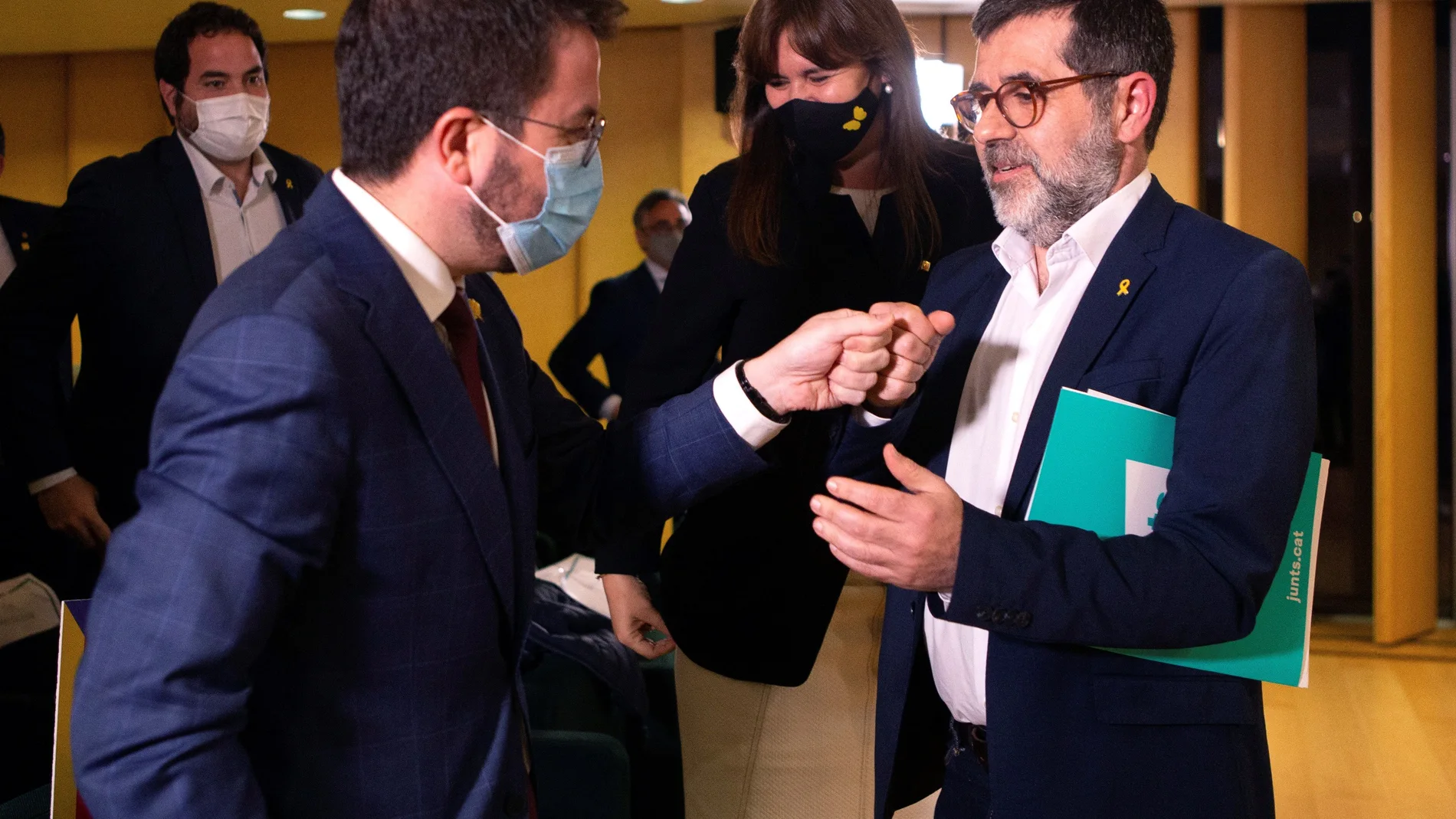El secretario general de JxCat, Jordi Sànchez, saluda a Pere Aragonès (ERC) en un acto reciente de los postconvergentes