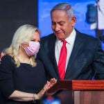 El primer ministro israelí, Benjamin Netanyahu, junto a su esposa Sara, se dirige a sus partidarios en la sede del partido
