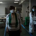 Josefa, junto Marta Casallo, la médica de la unidad de rehabilitación de pacientes ex covid del Hospital Gregorio Marañón