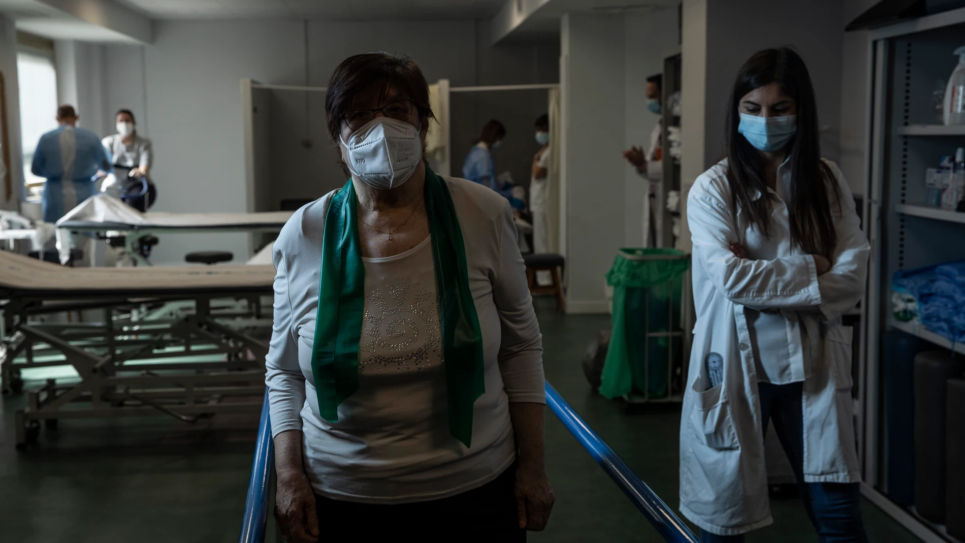Josefa, junto Marta Casallo, la médica de la unidad de rehabilitación de pacientes ex covid del Hospital Gregorio Marañón