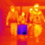 Imagen tomada con una cámara térmica que muestra a un equipo especial trasladando vacunas Pfizer en una caja con criogénica, este miércoles en el sur de Seúl. EFE/ Yonhap