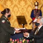 La generala Tanya Varela, primera mujer en ser designada como comandante general de la Policía de Ecuador, recibe hoy del presidente ecuatoriano Lenín Moreno el documento de posesión del cargo, en Quito (Ecuador)