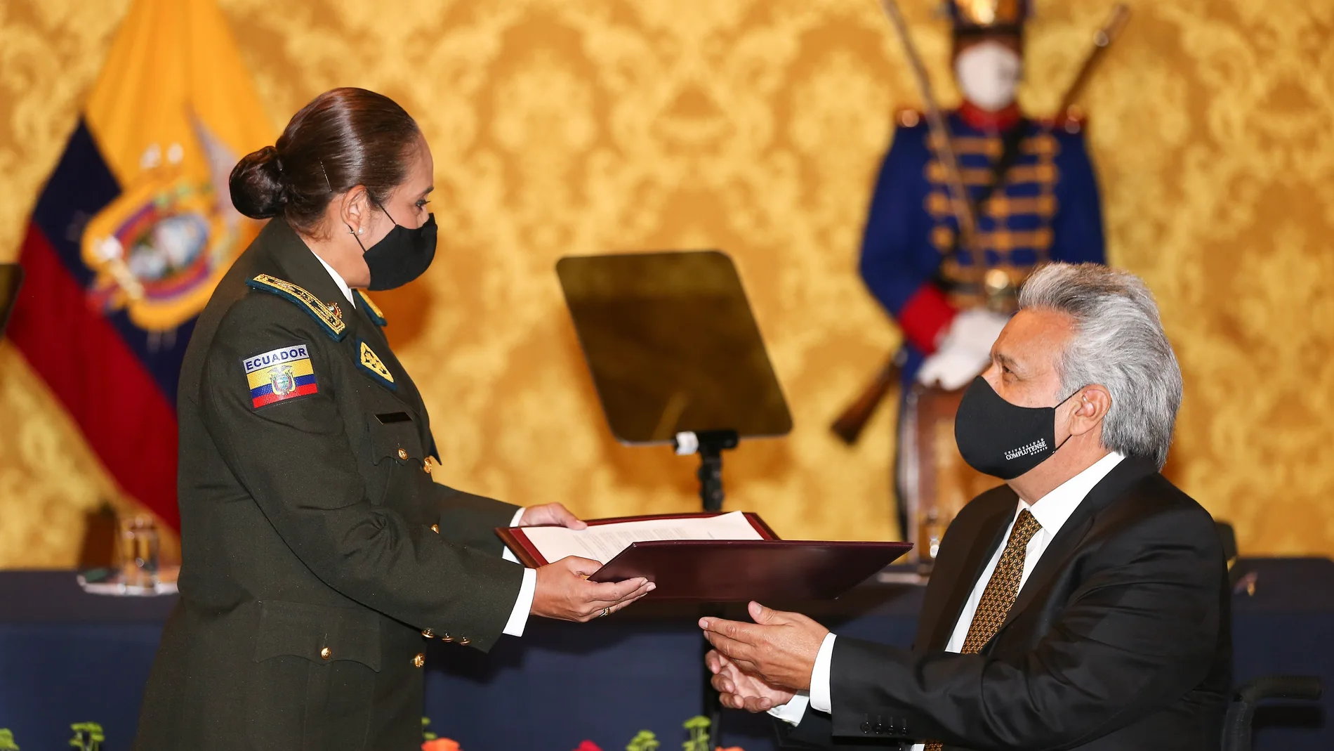 La generala Tanya Varela, primera mujer en ser designada como comandante general de la Policía de Ecuador, recibe hoy del presidente ecuatoriano Lenín Moreno el documento de posesión del cargo, en Quito (Ecuador)