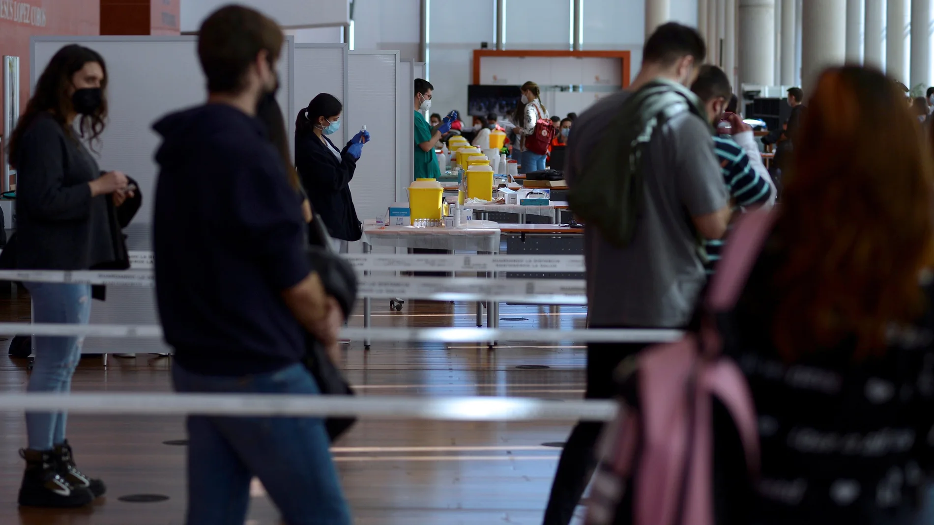 Estudiantes de Ciencias de la Salud y docentes hacen cola, hoy miércoles en Valladolid, durante la reanudación de la vacunación con la vacuna de AstraZeneca, EFE/NACHO GALLEGO.