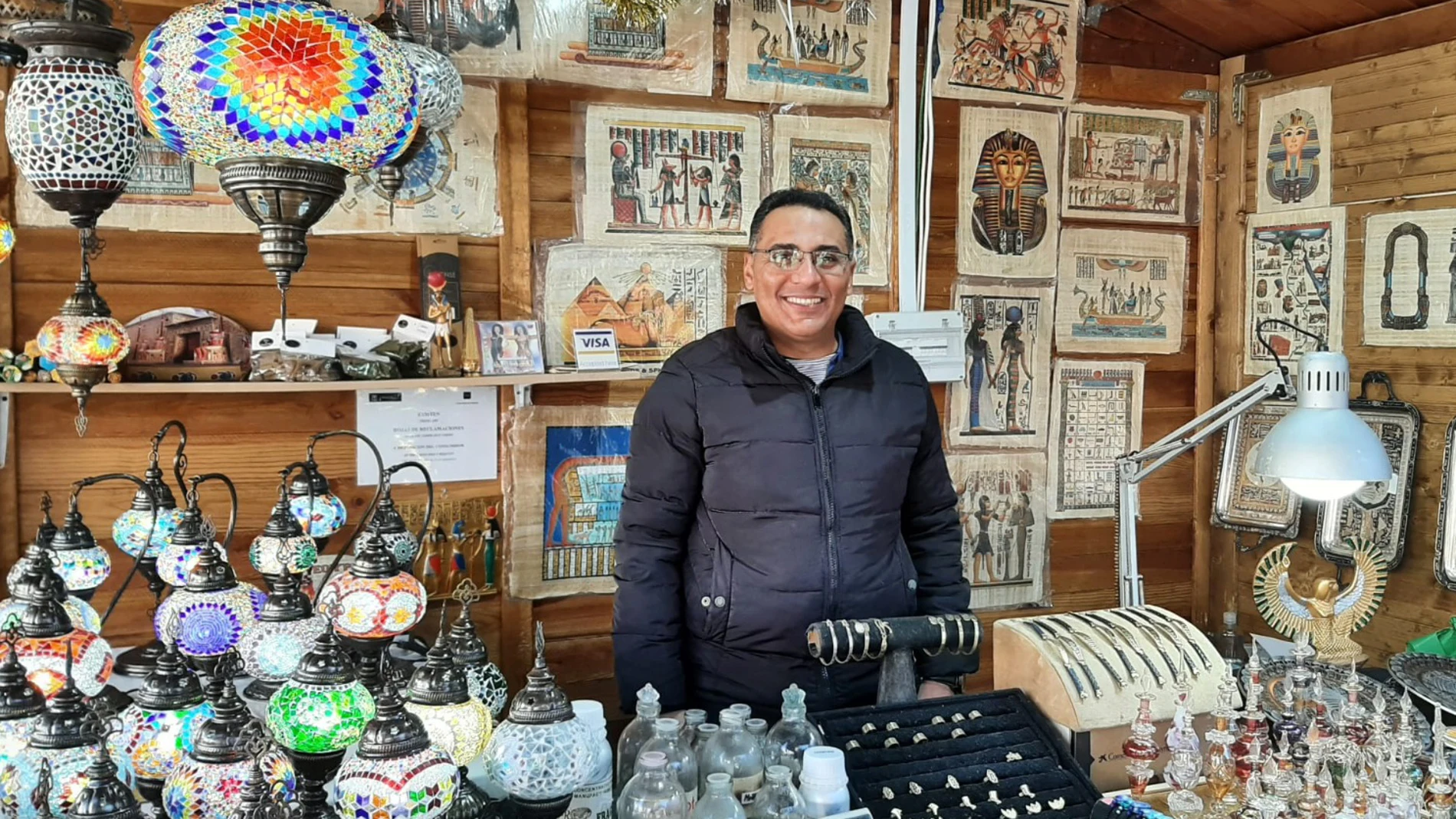 Mohamed Ahmed Imam, «Iván», en el puesto que instaló las pasadas navidades en Getafe (Madrid)