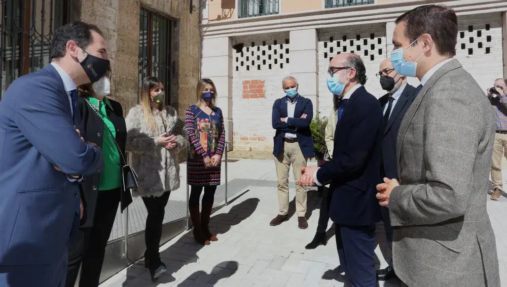 El consejero de Cultura y Turismo, Javier Ortega (3D); la presidenta de la diputación de Palencia, Ángeles Armisén; el alcalde Mario Simón; y la comisaria del festival Anne Morin presentan de forma telemática el Festival Internacional de Fotografía de Castilla y León