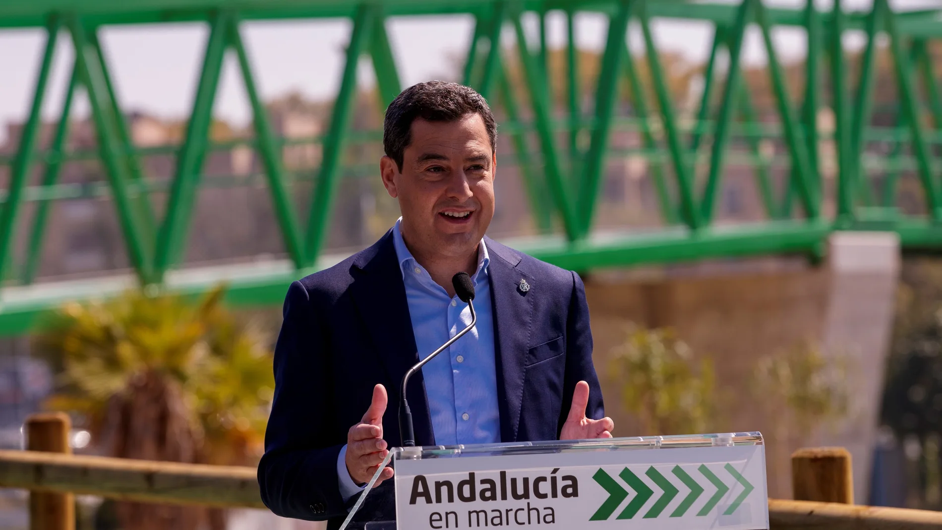 El presidente de la Junta, Juanma Moreno, durante la inauguración de la nueva pasarela ciclopeatonal que conecta el Parque Empresarial Pisa con el núcleo urbano de Mairena del Aljarafe, en Sevilla