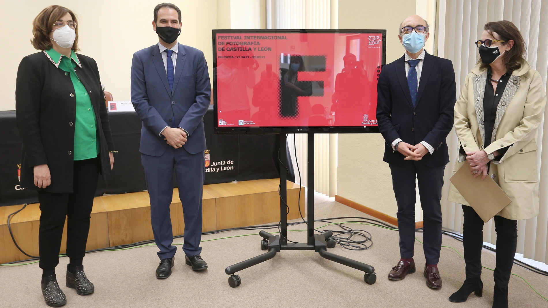El consejero de Cultura y Turismo, Javier Ortega, la preidenta de la diputación de Palencia, Ángeles Armisén, el alcalde Mario Simón y la comisaria del festival Anne Morin presenta de forma telemática el Festival Internacional de Fotografía de Castilla y León