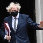El "premier" británico, Boris Johnson, abandona Downing Street camino del Parlamento