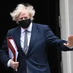 El &quot;premier&quot; británico, Boris Johnson, abandona Downing Street camino del Parlamento