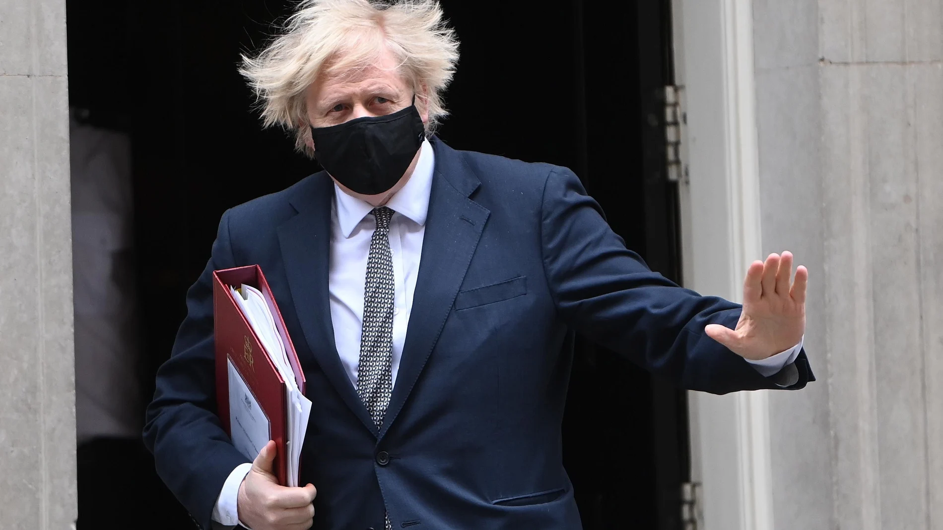 El "premier" británico, Boris Johnson, abandona Downing Street camino del Parlamento