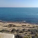 Una patrulla de la Guardia Civil realiza labores de rastreo tras el hallazgo de una patera.