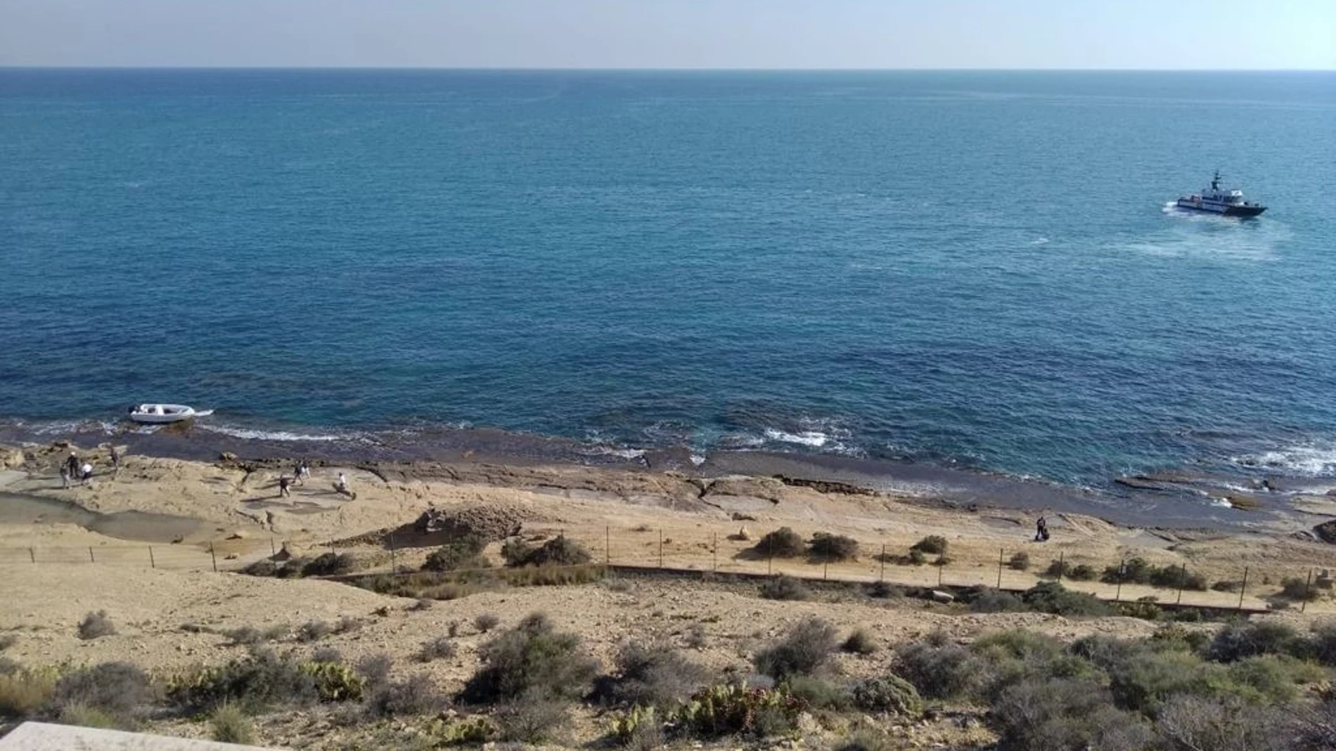 Una patrulla de la Guardia Civil realiza labores de rastreo tras el hallazgo de una patera.