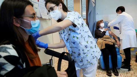 Una enfermera vacuna con AstraZeneca en el centro de atención primaria Casernes. EFE/Alejandro García