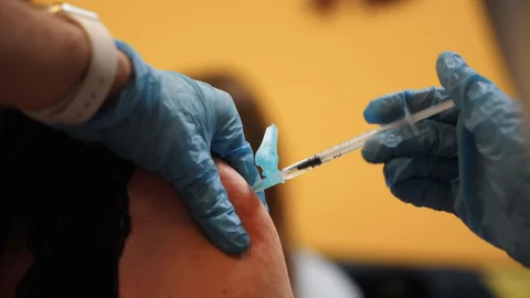 Una persona una dosis de la vacuna de AstraZeneca contra la COVID-19