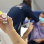 Una enfermera prepara la administración de la vacuna de AstraZeneca en el Hospital de Emergencias Enfermera Isabel Zendal de Madrid