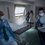 Estela, junto a su fisioterapeuta David: «Hay días que soy incapaz de levantarme de la cama. No puedo leer ni ver series porque ya no tengo memoria. Cada día es volver al punto de partida»