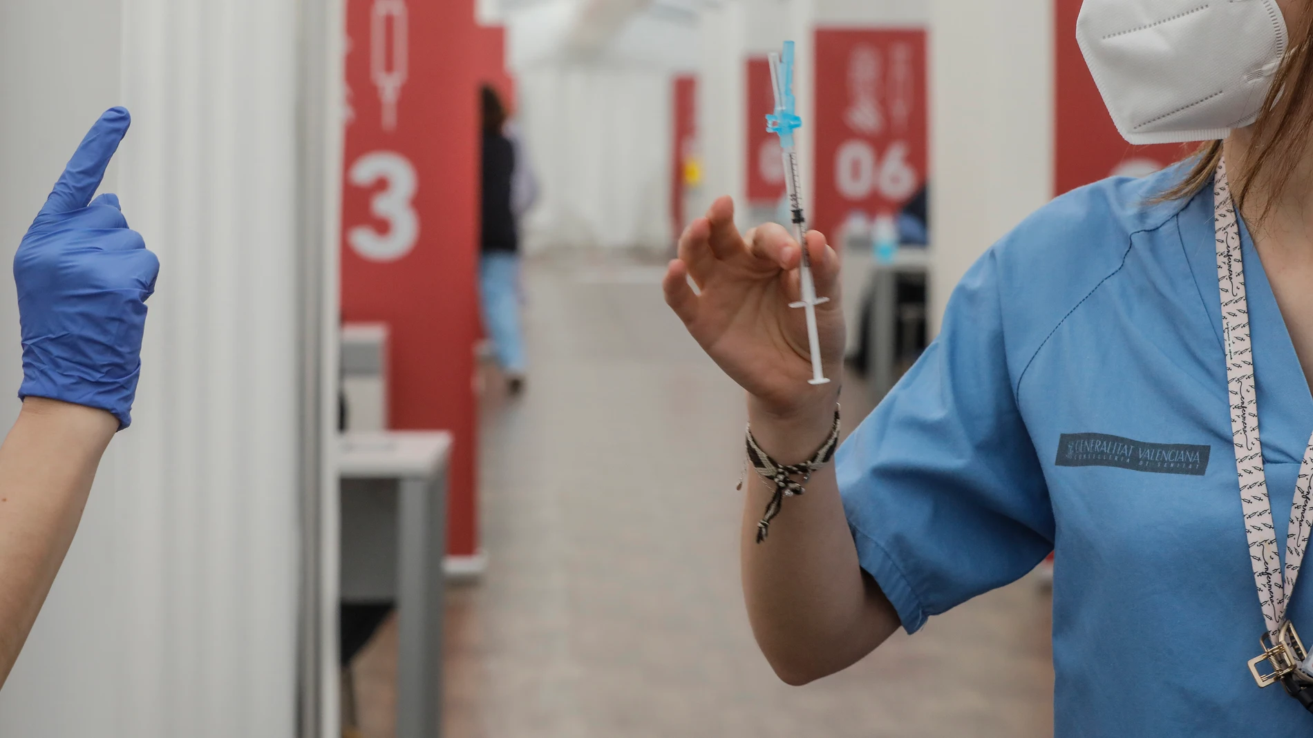 Una profesional sanitaria sostiene una jeringuilla con la vacuna de AstraZeneca, en el Hospital la Fe, en Valencia