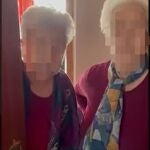 Imagen de las dos ancianas en el interior de la vivienda okupada en Fuengirola (Málaga)
