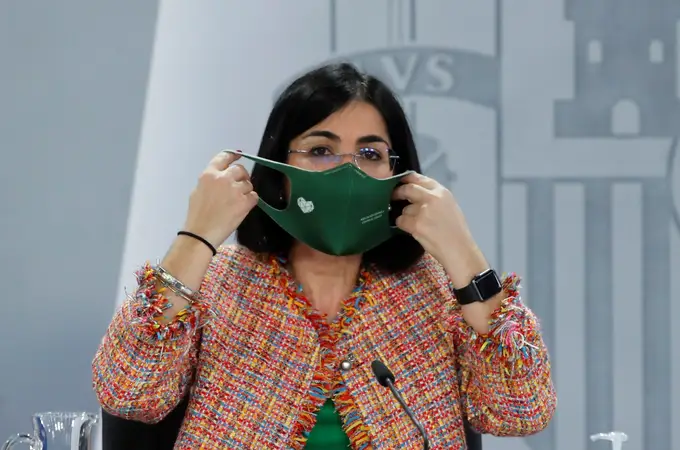 Carolina Darias estudia una campaña en pro de la mascarilla playera con Rociíto