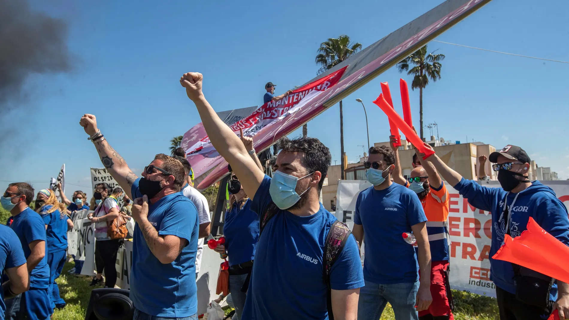 Trabajadores de Airbus, en una manifestación reciente que recorrió las calles de Puerto Real, en Cádiz, en defensa del mantenimiento de la factoría