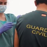 Un agente de la Guardia Civil recibe una dosis de la vacuna en Alicante