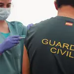  La Generalitat dice que cumplirá la orden de vacunar a Policías y Guardias Civiles pero “retrasaremos la de gente de 70 años”