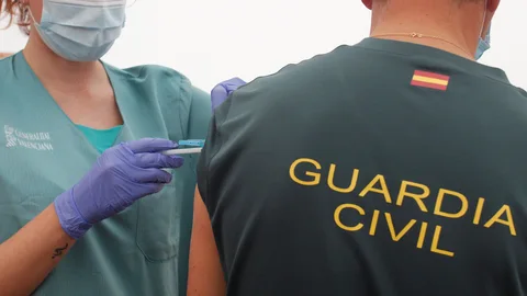 Un agente de la Guardia Civil recibe una dosis de la vacuna en Alicante
