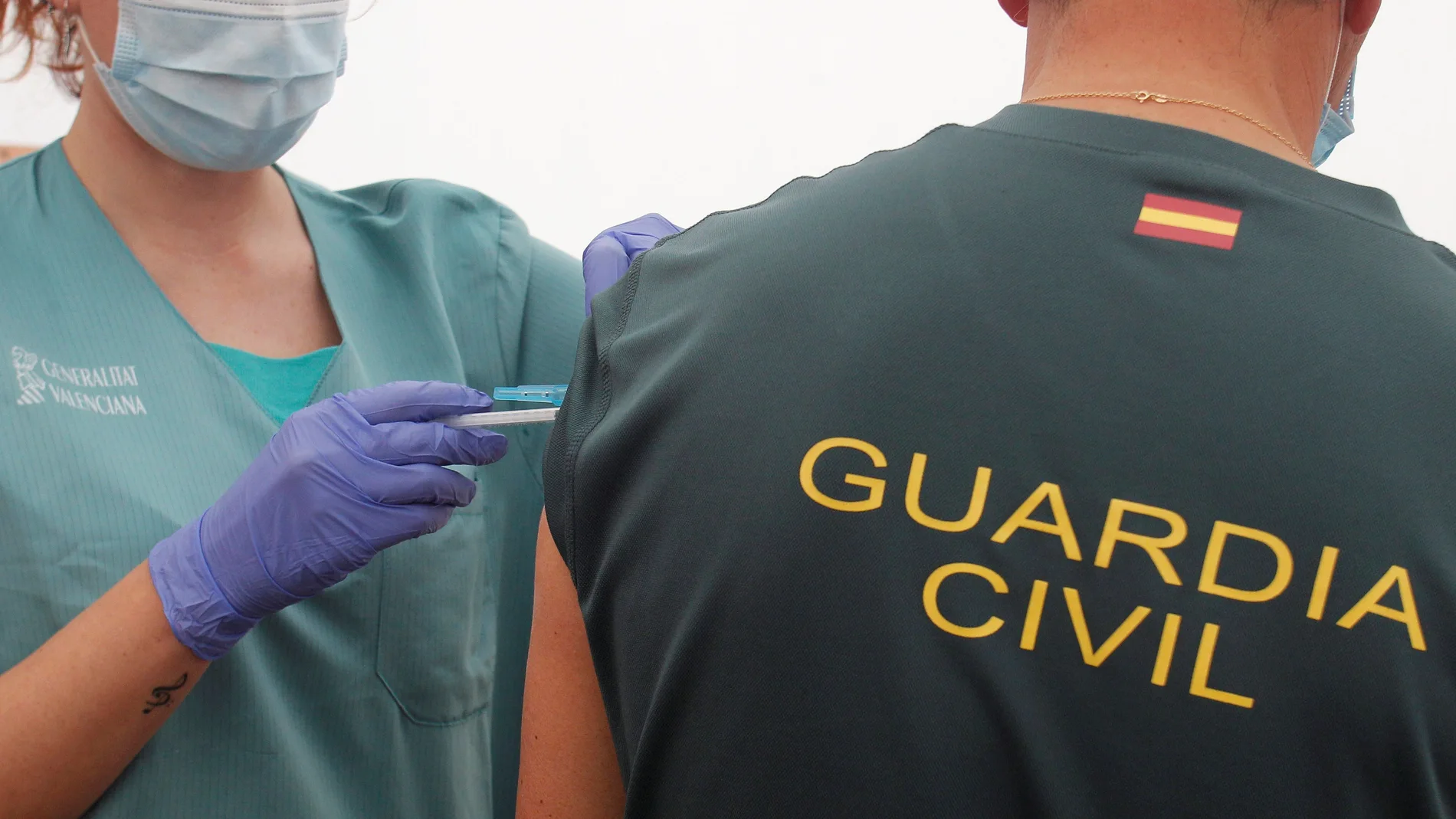 Un agente de la Guardia Civil recibe una dosis de la vacuna en Alicante