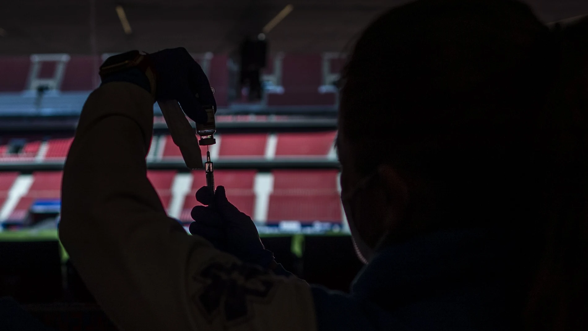 Un sanitario sostiene un vial de la vacuna de AstraZeneca en el Wanda Metropolitano