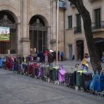 Decenas de carros en fila esperando para que sus dueños reciban comida en una iglesia de Barcelona